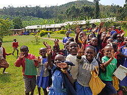In Uganda freuen sich Schüler über den Besuch von TearFund Schweiz