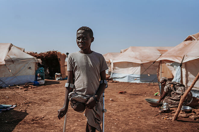 13-jähriger Junge aus dem Sudan, der im Krieg ein Bein verloren hat.