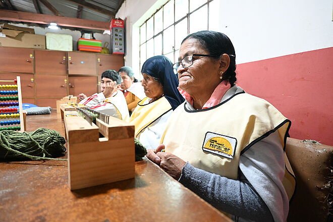 Menschen mit Beeinträchtigung, lernen Textilhandarbeit. Bild: Claudia Hedinger