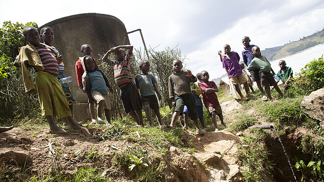 Hier profitiert ein ganzes Dorf vom neuen 24'000-Liter-Wassertank. Foto: Anna Abel / TearFund Schweiz.