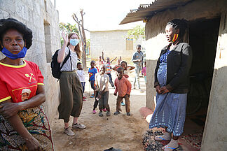 Ehemalige Programmverantwortliche Chiara Borner trifft sich mit Miryam in ihrem Zuhause in Sambia. Bild: Anna Abel / TearFund Schweiz