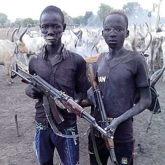 Zwei Männer aus dem Südsudan mit Waffen. Bild: Anna Abel
