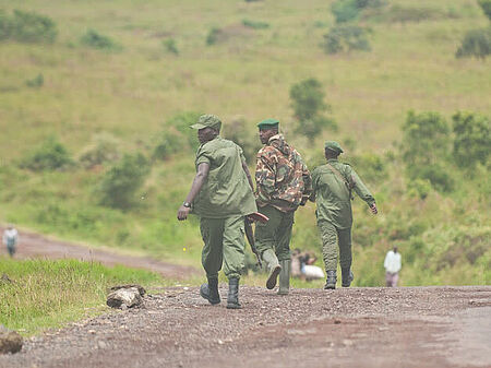 Das Bild zeigt Mitglieder bewaffneter Gruppen. Bild: John Warren-Heys / World Relief US 