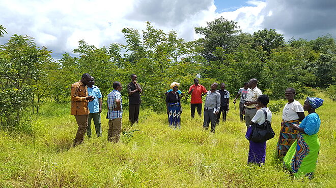 EAM im Feld mit Dorfbewohner. Bild: TearFund Schweiz 