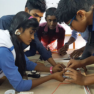 Junge Frauen und Männer erlernen in Bangladesch technische Berufe.