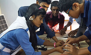 Jugendliche in Bangladesch lernen am technischen Institut praktische Fertigkeiten.