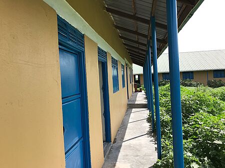 Ein Blick auf die neu renovierte Sekundarschule. Bild: ACROSS 