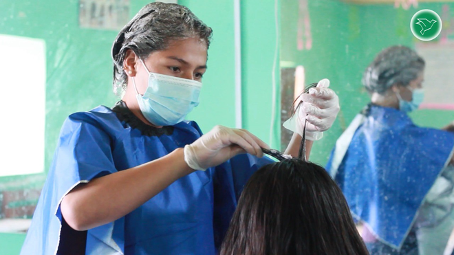 Jugendliche beim Haare färben. Bild: Paz y Esperanza