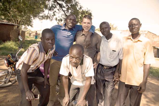 Ehemaliger Programmverantwortlicher Thomas Stahl und jetziger CEO von TearFund Schweiz, mit lokalen Besuchern. Bild: Anna Abel, TearFund Schweiz