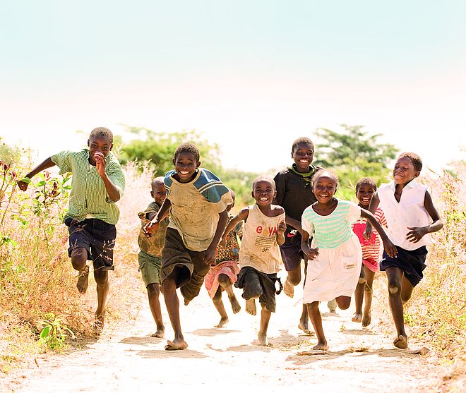 Durch Friedensförderung sichere Schulwege geschaffen. Symbolbild von TearFund Schweiz
