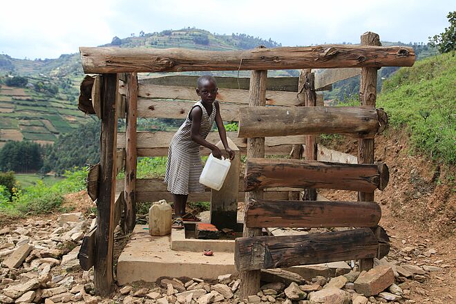 Dieses Mädchen muss Dank dem Wasserhahn in ihrem Dorf nicht mehr lange Fussmärsche zurücklegen, um Wasser zu holen. Foto: Anna Abel / TearFund Schweiz
