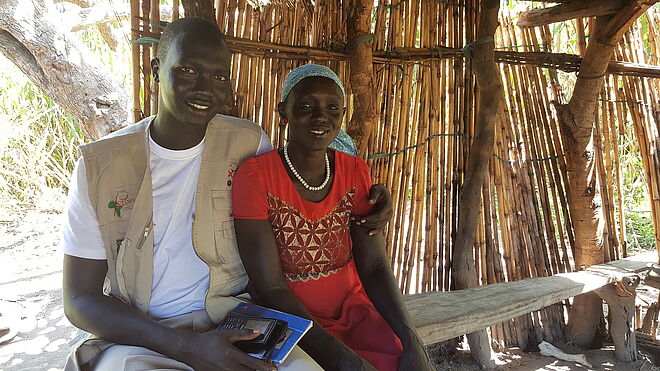 Ein Projektmitarbeiter von Across zusammen mit seiner Mutter in einer einfachen Küche in Rumbek. Bild: Anna Abel / TearFund Schweiz