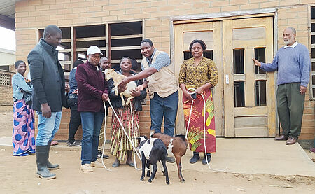 Efelo erhält Ziegen: «Nun haben wir wieder Ressourcen, um genügend zu essen. Durch das, was wir vorher schon gelernt haben, können wir diese Gaben gut nutzen. » Bild: WRM