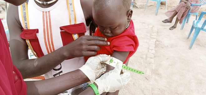 Ein Kleinkind wird auf Unterernährung untersucht. Bild: Anna Abel, TearFund Schweiz