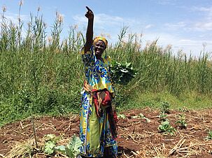 Es reicht – und zwar für alle! Eine Bäuerin auf ihrem Feld in Mbale in Uganda freut sich über den gesicherten und zugleich höheren Ernteertrag.