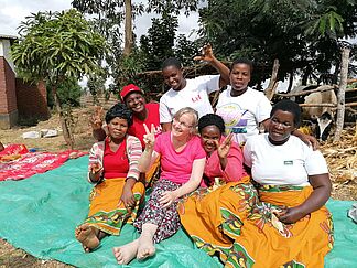 Christa Bauer wird von der Spargruppe Kasina in Malawi herzlich empfangen. Bild, Chiara Borner, TearFund Schweiz