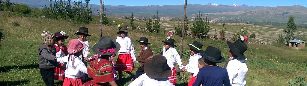 Sie befinden sich im Bereich Medien, Presse & PR: Bilder Peruanische Kinder tanzen im Kreis