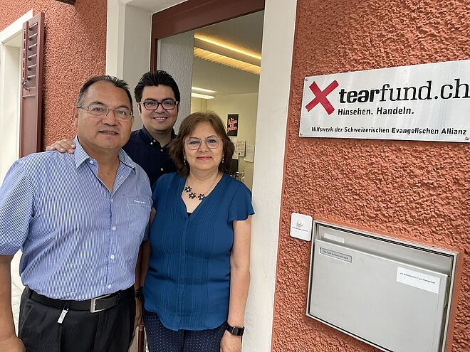 Die Leiter von Renancer beim Besuch von TearFund. Die Leiter von Renancer beim Besuch von TearFund.