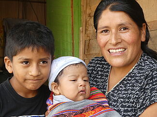 Peruanische Mutter mit ihren beiden Kindern
