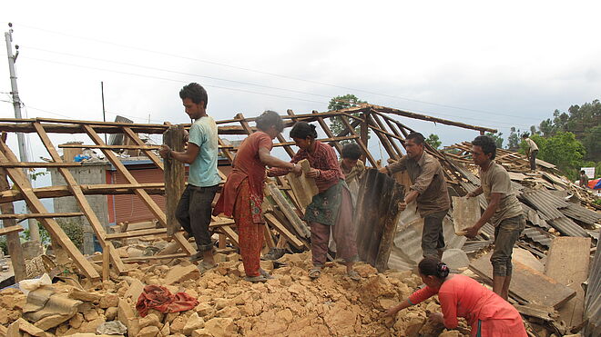 Bild: Mission East, Menschen in Nepal räumen Trümmer auf