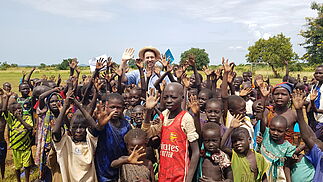 Jan Tschannen Programmverantwortlicher Östliches Afrika, trifft Schüler des Projekts von ACROSS. Bild: Jan Tschannen, TearFund Schweiz  