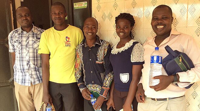 Das Projektteam von CaRNaC vor ihrem Büro im Südosten Ugandas