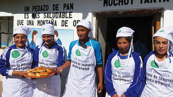 Sekundarschüler in Peru präsentieren Brote nach einem Schnupperkurs für Bäcker