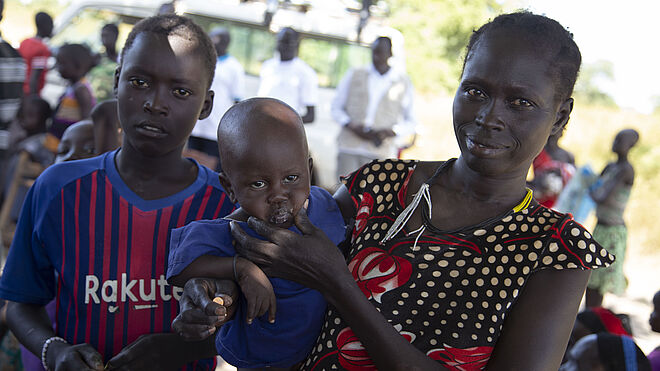 Hellena mit einem ihrer Kinder, das gerade eine Schluckimpfung bekommen hat. Bild: Anna Abel / TearFund Schweiz