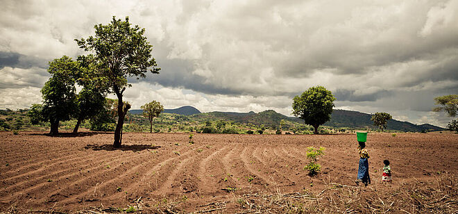 Frau und Kind auf dem Feld in Malawi. Bild: Marianne Bach / WRM
