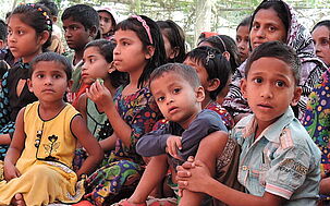 Kinder und Frauen in Bangladesch bei einer Theateraufführung einer Jugendgruppe. Foto: Sandra Gerber / TearFund Schweiz