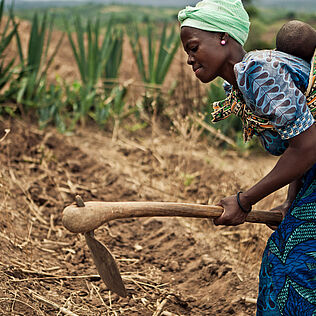 Bäuerin aus Malawi arbeitet gegen den Hunger.