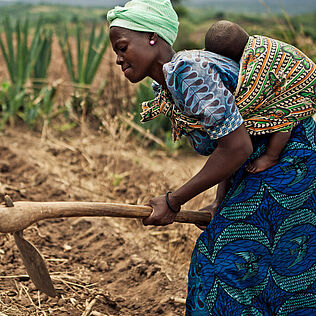 Bäuerin aus Malawi arbeitet gegen den Hunger.