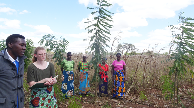 Besichtigung eines Feldes. Bild: TearFund Schweiz