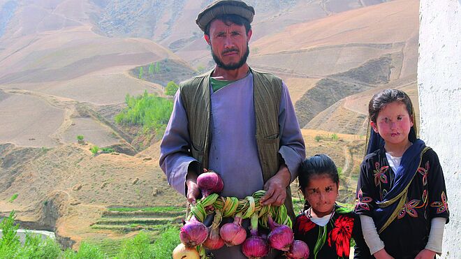 Ein afganhischer Vater mit seinen Kinder kämpft jeden Tag darum, genügend Nahrung zu finden. Bild: Hoffnungsnetz