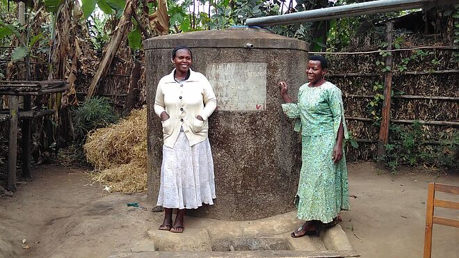 Dank grosszügiger Spenden konnte Vanice (links) ihr Leben zum Guten verändern. Sie lernte, Regenwassertanks zu bauen. Bild: Marianne Streiff, Präsidentin von TearFund 