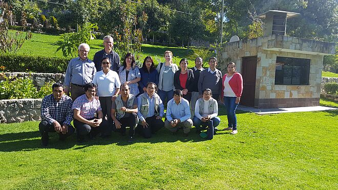 Das Team von Paz y Esperanza mit Mitarbeitern von TearFund.