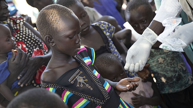 Kind erhält nötige Medizin. Bild: Anna Abel, TearFund Schweiz