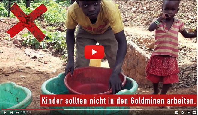 Bildung statt Kinderarbeit. Sehen und hören sie die Stimmen von ehemaligen «Little Goldminers», Mitarbeitenden unserer Partnerorganisation CaRNaC und Regierungsverantwortlichen.