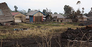 Vulkanausbruch in der Demokratischen Republik Kongo (DRC): Lavastrom durch ein Wohngebiet.