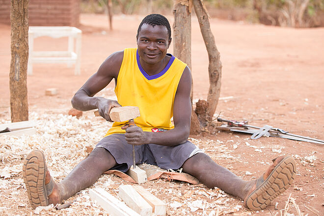 Mann in Malawi beim arbeiten. Bild: TearFund Schweiz