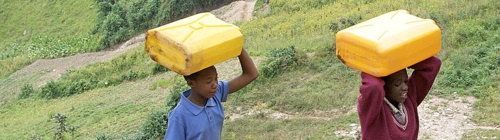 Wasserkanister schleppen Kinder in Uganda täglich.