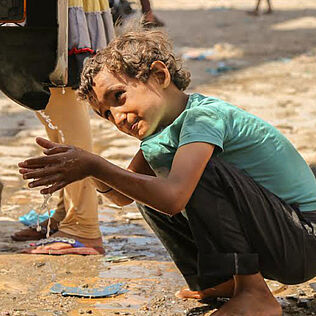 Kind im Jemen wäscht sich die Hände.
