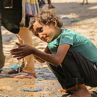 Kind im Jemen wäscht sich die Hände.