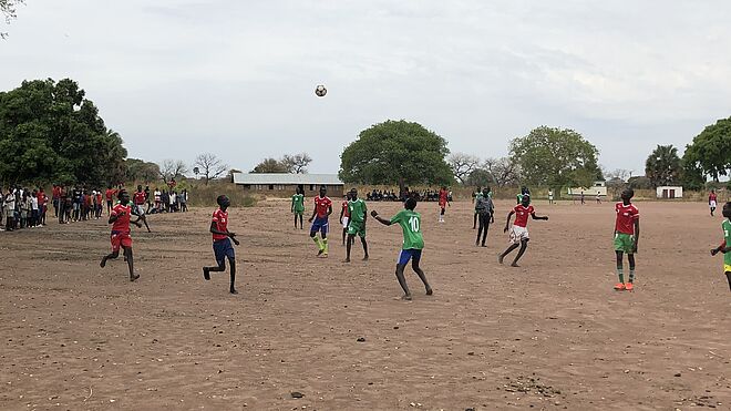 Ein Fussballspiel in Südsudan. Bild: TearFund Schweiz
