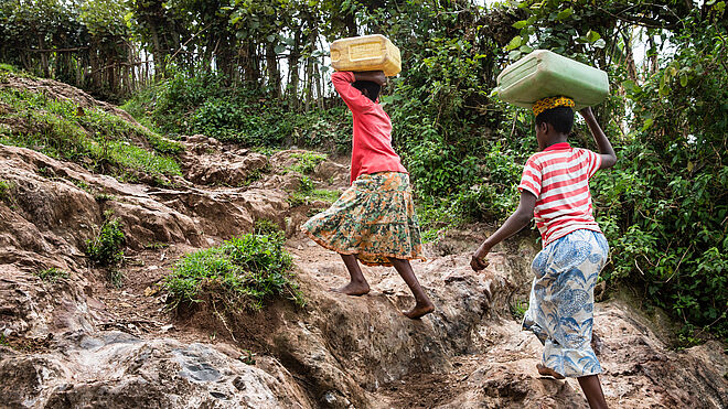 Der Bau der Regenwassertanks und Leitungen erspart den Mädchen die langen und gefährlichen Fussmärsche zu den Quellen. Bild: Marcus Perkins
