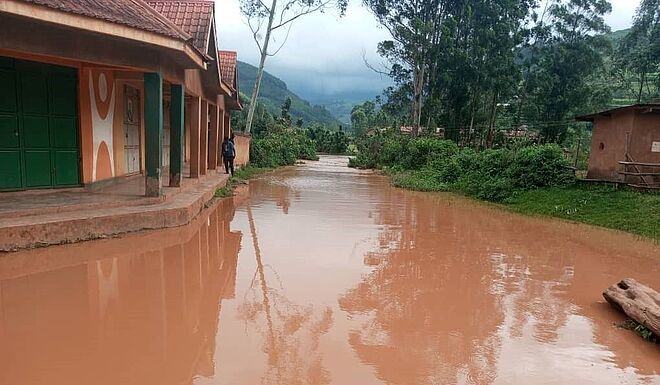 Was vorher Strasse war, gleicht jetzt einem Fluss. Bild: KDWSP