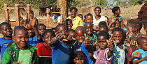Kinder aus Malawi werden aus der Armut befreit