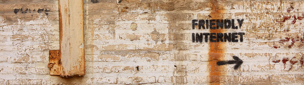 Backsteinwand mit Aufschrift: Friendly Internet