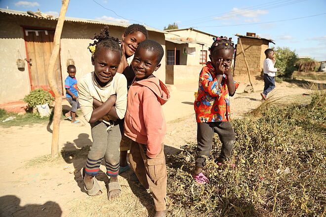 Kinder einer typischen Siedlung in Sambia. Bild: Anna Abel, TearFund Schweiz