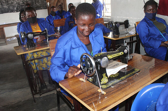 Eine Frau fertigt im Projekt Kleidungsstücke an. Bild: World Relief Malawi
